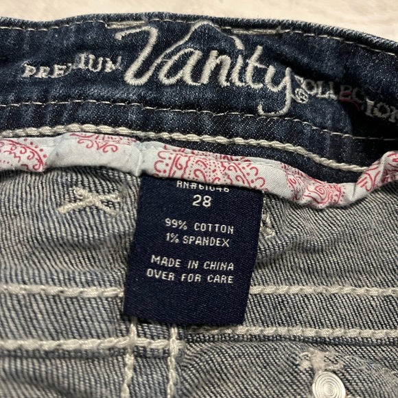 𝓥𝓪𝓷𝓲𝓽𝔂 𝓭𝓲𝓢𝓽𝓻𝓮𝓢𝓢𝓮𝓭 𝓫𝓮𝓻𝓶𝓾𝓭𝓪𝓢 - Picture 8 of 11